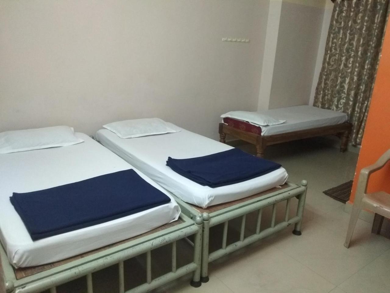 Hôtel Apoorva Residency à Bangalore Extérieur photo